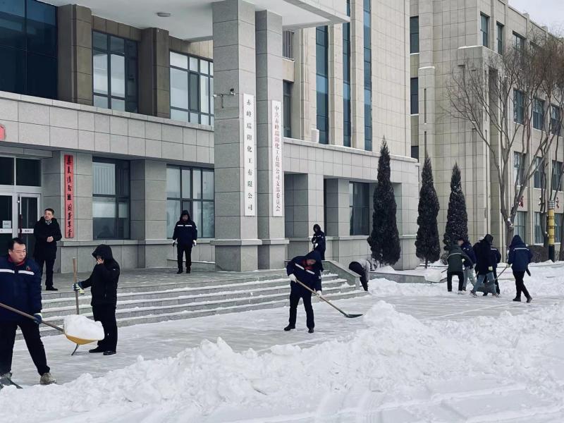 不畏嚴(yán)寒，除雪保安全出行